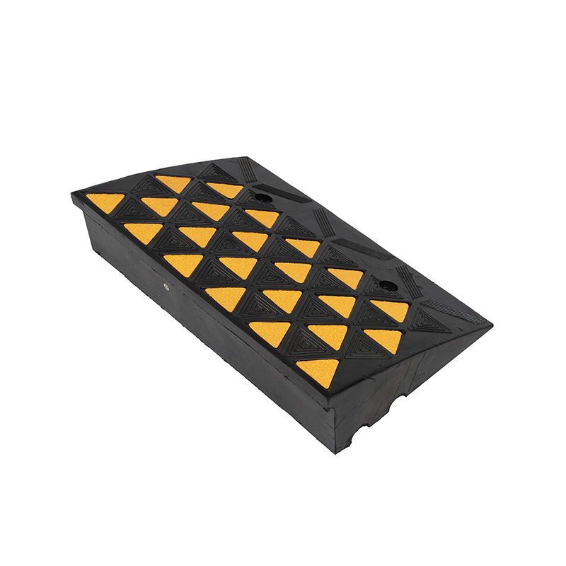 Heavy-Duty Rubber Kerb Ramp, Portable, Skid-resistant, Reflective Yellow Safety Strips, Driveway Access