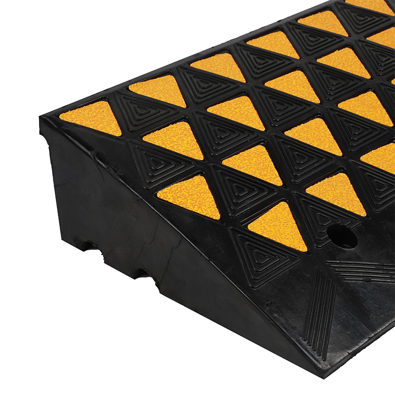 Heavy-Duty Rubber Kerb Ramp, Portable, Skid-resistant, Reflective Yellow Safety Strips, Driveway Access