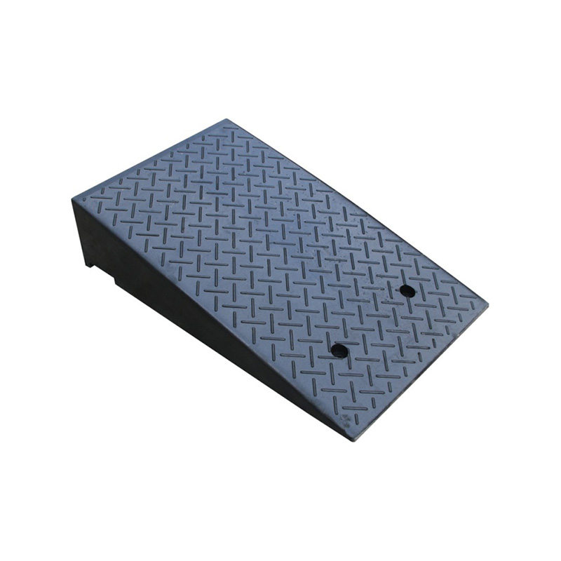 Heavy-Duty Industrial Rubber Kerb Ramp, Anti-Slip Tread Surface, Portable for Trucks and Cars